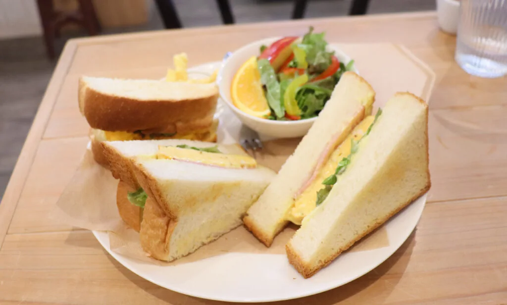 サンドイッチとサラダ